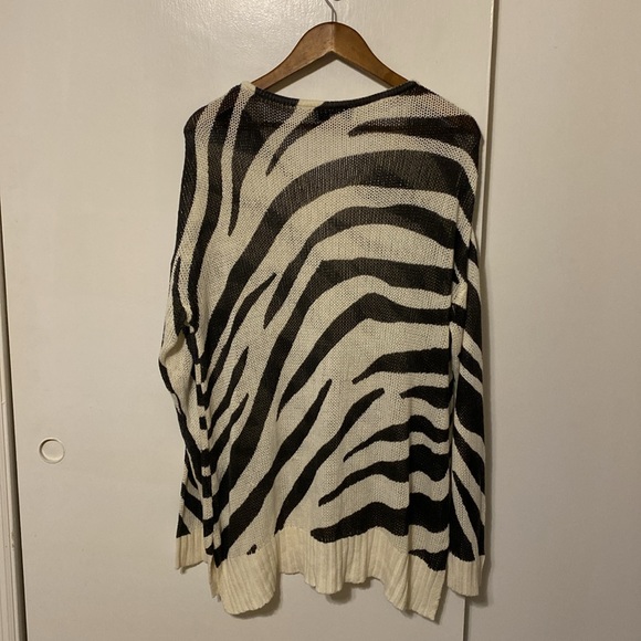By Design Long Sleeve Zebra Print Tunic Sweater V Neck - Picture 7 of 11
